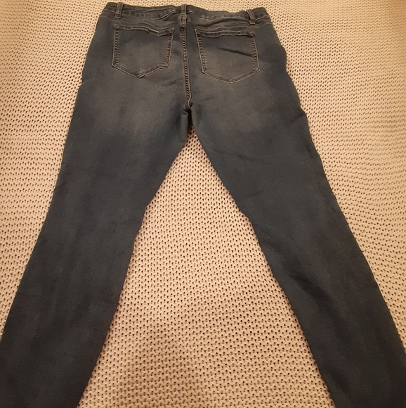 Medium wash blue jeans - Picture 3 of 4